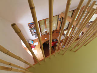 meditationsort - galerie mit geländer aus bambusstäben, allmermacke allmermacke Стіни Бамбук Зелений