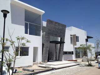 CAMPANARIO SJG, SANTIAGO PARDO ARQUITECTO SANTIAGO PARDO ARQUITECTO Rumah tinggal Batu Grey