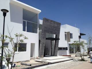 CAMPANARIO SJG, SANTIAGO PARDO ARQUITECTO SANTIAGO PARDO ARQUITECTO Detached home Stone