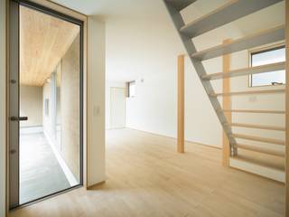 大高の家/ House in Odaka, 市原忍建築設計事務所 / Shinobu Ichihara Architects 市原忍建築設計事務所 / Shinobu Ichihara Architects Skandinavischer Flur, Diele & Treppenhaus Metall Grau