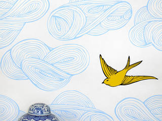 Daydream Wallpaper: A versatile bird wallpaper bought to life by Brooklyn based designer, Monument Interiors Monument Interiors Ausgefallene Wände & Böden Papier Blau