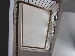 Architektenburo J.J. van Vliet bv Nowoczesny korytarz, przedpokój i schody