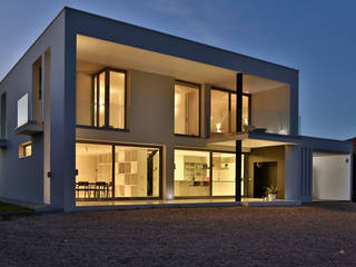 Fachada de la casa de hormigón y vidrio homify Casas unifamiliares Concreto