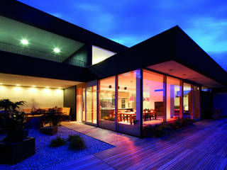 Wohnhaus in Omes (A), Generation Licht Generation Licht Rumah: Ide desain interior, inspirasi & gambar