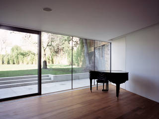 A 700 m2 House: Long House, Keith Williams Architects Keith Williams Architects Minimalist living room