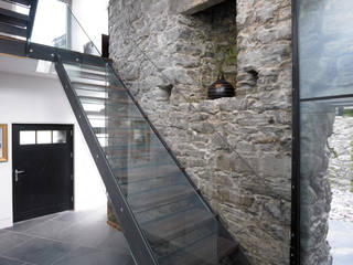 Triple Height Hallway WT Architecture Ingresso, Corridoio & Scale in stile moderno