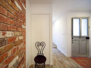 Shabby House－古着のような家－, 一級建築士事務所アトリエｍ 一級建築士事務所アトリエｍ Mediterraner Flur, Diele & Treppenhaus