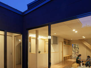 LINK HOUSE, 松岡健治一級建築士事務所 松岡健治一級建築士事務所 Soggiorno minimalista Compensato