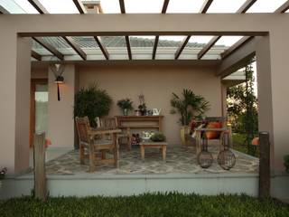 LELING GARDEN, ARQ Ana Lore Burliga Miranda ARQ Ana Lore Burliga Miranda Balcon, Veranda & Terrasse tropicaux Bois massif Multicolore