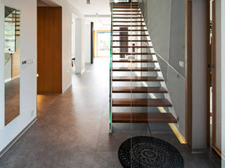 Dom w Starowej Górze, Marzec Studio Marzec Studio Minimalistyczny korytarz, przedpokój i schody