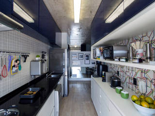 Armário superior azul Adriana Pierantoni Arquitetura & Design Cozinhas modernas