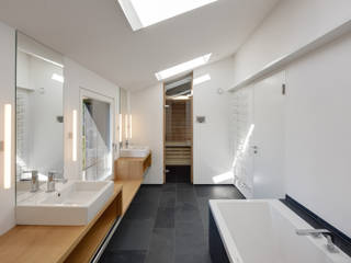 Modernes Ferienwohnhaus in Anlehnung an ein traditionelles Drempelhaus, Möhring Architekten Möhring Architekten Modern Bathroom