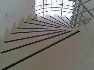 Ege Mermer Granit Corredores, halls e escadas modernos