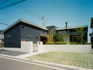 庭を囲むＬ型プランの家, アール・アンド・エス設計工房 アール・アンド・エス設計工房 Casas modernas