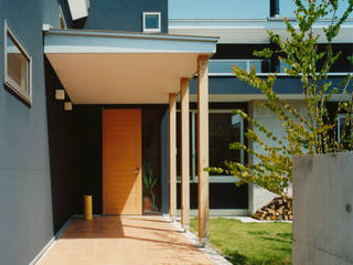 庭を囲むＬ型プランの家, アール・アンド・エス設計工房 アール・アンド・エス設計工房 Taman Modern