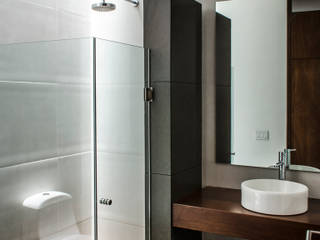 homify Modern Bathroom