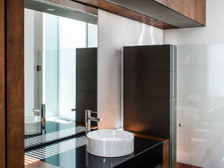 homify Modern bathroom