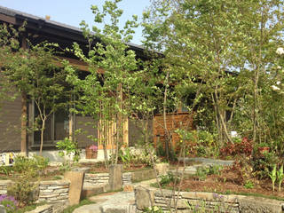 日向石を使った庭を使った庭, 株式会社粋の家 株式会社粋の家 Сад в эклектичном стиле