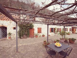 Lucca, Livio Bargagli Stoffi Livio Bargagli Stoffi Balcone, Veranda & Terrazza in stile rurale