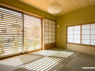 風と光の抜ける家 (La casa que atraviesan el viento y la luz), アグラ設計室一級建築士事務所 agra design room アグラ設計室一級建築士事務所 agra design room Moderne Schlafzimmer