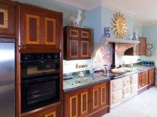 Brazilian Mahogany and Satinwood Kitchen in The Close, Salisbury by Tim Wood, Tim Wood Limited Tim Wood Limited Cucina in stile classico Legno Effetto legno