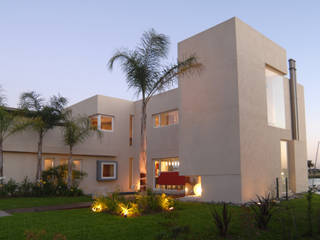 Frente lateral. Ramirez Arquitectura Casas minimalistas Vidrio
