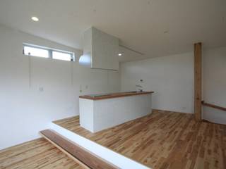 スキップリビングの家, 三浦喜世建築設計事務所 三浦喜世建築設計事務所 Modern kitchen Solid Wood
