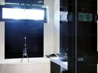 Łazienka czarno- biała , ARTEMA PRACOWANIA ARCHITEKTURY WNĘTRZ ARTEMA PRACOWANIA ARCHITEKTURY WNĘTRZ Modern Bathroom White