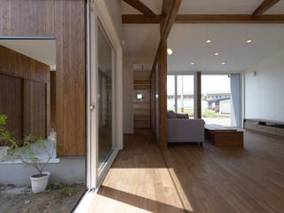 矢沢の家, フクシアンドフクシ建築事務所 フクシアンドフクシ建築事務所 Eclectic style corridor, hallway & stairs Wood Wood effect