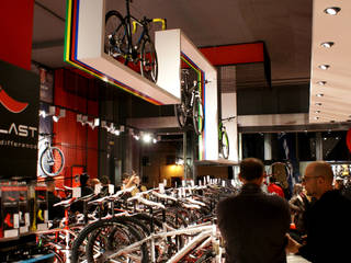 Tienda de bicis SINGULARBIKES - Fuenlabrada - Madrid, gs arquitectos gs arquitectos مساحات تجارية