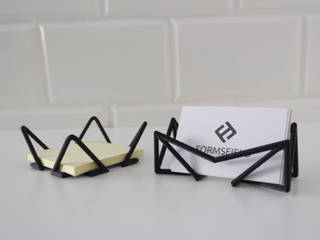 "Wire" sticky notes and business cards holder, Formsfield Formsfield ミニマルデザインの 書斎