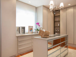 RESIDÊNCIA - BAIRRO JARDIM, SANTO ANDRÉ - SP, Arquitetura 8 - Ana Spagnuolo & Marcos Ribeiro Arquitetura 8 - Ana Spagnuolo & Marcos Ribeiro Modern dressing room