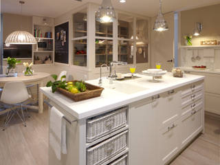 Cocina de diseño atemporal, DEULONDER arquitectura domestica DEULONDER arquitectura domestica オリジナルデザインの キッチン 白色
