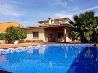 Chalet estilo clásico en la Costa Brava, Construccions Cristinenques, S.L. Construccions Cristinenques, S.L. Classic style houses Bricks