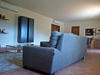 Chalet estilo clásico en la Costa Brava, Construccions Cristinenques, S.L. Construccions Cristinenques, S.L. Living room