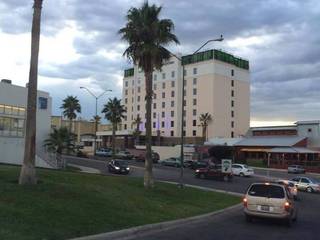 Hotel Holiday Inn Express and Suites Chihuahua, MuchoVerde.mx MuchoVerde.mx Balcones y terrazas modernos