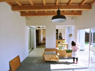 ​House for DONKORO, シキナミカズヤ建築研究所 シキナミカズヤ建築研究所 Moderne woonkamers Hout Hout