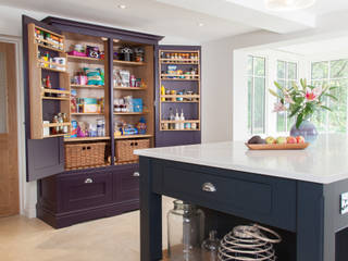 Surrey kitchen Lewis Alderson Cocinas de estilo clásico Armarios y estanterías