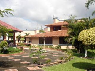 Casa en Dos Rios Xalapa., CouturierStudio CouturierStudio Kolonialne domy Wielokolorowy