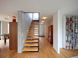Modernes Einfamilienhaus mit puristischer Note, Marcus Hofbauer Architekt Marcus Hofbauer Architekt Modern Corridor, Hallway and Staircase