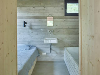 Modernes Holzhaus am See mit Traumausblick, Backraum Architektur Backraum Architektur Modern Bedroom