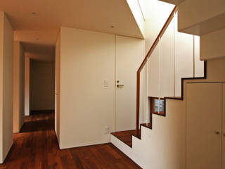 極楽寺の家, 向山建築設計事務所 向山建築設計事務所 Modern corridor, hallway & stairs