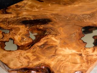 Exklusiver Holztisch aus tausendjährigem Kauri Holz, Möbelkreationen Beaupoil Möbelkreationen Beaupoil Sala da pranzo eclettica