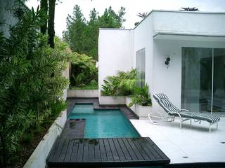 Casa minimalista na metrópole, Kika Prata Arquitetura e Interiores. Kika Prata Arquitetura e Interiores. Tropical style pool