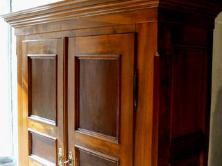 Biedermeier Schrank Nussbaum massiv, Schatzkiste Schatzkiste クラシックデザインの リビング