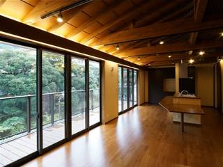 これからも自分らしく歩むための居所 －楽庵ー atelier shige architects /アトリエシゲ一級建築士事務所 和風デザインの リビング 木 木目調 財産,建物,窓,木,ホール,インテリア・デザイン,点灯,建築,シェード,フローリング