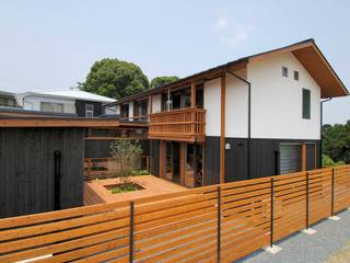 中庭を持つ高台のいえ, shu建築設計事務所 shu建築設計事務所 日本家屋・アジアの家 木 白色