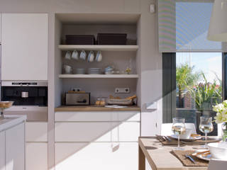 Tiradores tipo uñero, estética limpia y actual en la cocina, DEULONDER arquitectura domestica DEULONDER arquitectura domestica Кухня в стиле модерн Белый