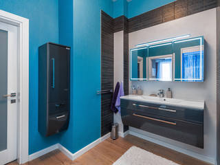 homify Modern bathroom