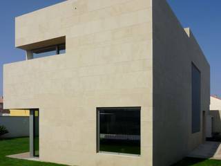 Vivienda unifamiliar con piscina, Glaria Estudio Arquitectura SL Glaria Estudio Arquitectura SL モダンな 家